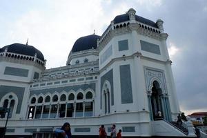 medan, sumatera del norte, indonesia - 30 de noviembre de 2021, mezquita al mashun, icono en la ciudad de medan foto