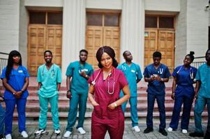 grupo de estudiantes de medicina africanos posaron al aire libre contra la puerta de la universidad. foto