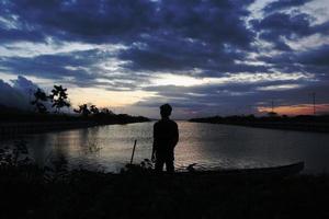 silueta de una persona en el lago foto