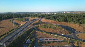 hoge hoekmening van luton airport knooppunt uitwisseling van snelwegen m1 j10 in luton city of engeland uk. het is verbinding luton city en london luton airport afbeelding gemaakt op 11 augustus 2022 met drone video