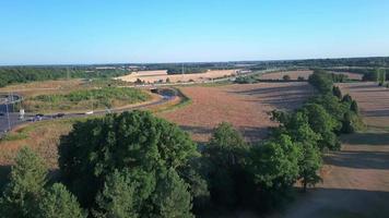 Vista ad alto angolo dell'interscambio di svincolo dell'aeroporto di Luton delle autostrade m1 j10 a Luton, città dell'Inghilterra, Regno Unito. è la connessione tra la città di luton e l'aeroporto di londra luton immagine creata l'11 agosto 2022 con drone video