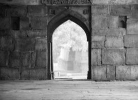 arquitectura mogol dentro de los jardines lodhi, delhi, india, se dice que la hermosa arquitectura dentro de la mezquita de tres cúpulas en el jardín lodhi es la mezquita del viernes para la oración del viernes, tumba del jardín lodhi foto