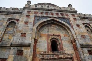 arquitectura mogol dentro de los jardines lodhi, delhi, india, se dice que la hermosa arquitectura dentro de la mezquita de tres cúpulas en el jardín lodhi es la mezquita del viernes para la oración del viernes, tumba del jardín lodhi foto