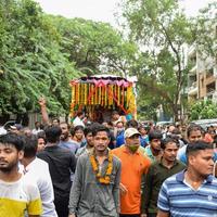 nueva delhi, india 01 de julio de 2022 - una gran reunión de devotos de diferentes partes de delhi con motivo de ratha yatra o ratyatra. rath para el señor jagannath tirado por personas, jagannath rath yatra foto