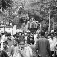 nueva delhi, india 01 de julio de 2022 - una gran reunión de devotos de diferentes partes de delhi con motivo de ratha yatra o ratyatra. rath para el señor jagannath tirado por personas, jagannath rath yatra foto