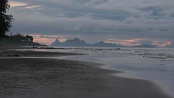 splendida vista dell'incredibile alba sulla spiaggia. alba colorata sulla spiaggia dell'oceano con cielo blu intenso e raggi del sole. vacanze estive e concetto di viaggio. video