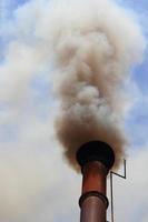 tubo de emisión de humo negro foto