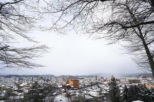 Vista de la ciudad de Takayama en Japón en la nieve. foto