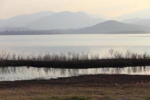 puesta de sol en el lago foto