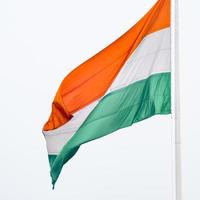 bandera india ondeando alto en connaught place con orgullo en el cielo azul, bandera india ondeando, bandera india el día de la independencia y el día de la república de la india, tiro inclinado, ondeando la bandera india, har ghar tiranga foto