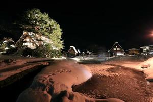 encendido de shirakawago, japón foto