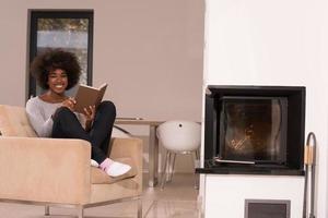 mujer negra en casa leyendo un libro foto