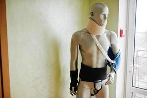 maniquí con yeso en el brazo y el cuello en la clínica protésica. foto