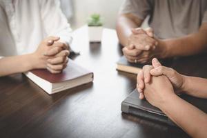 grupos cristianos asiáticos sentados dentro de la iglesia católica oraron por las bendiciones de dios. un sol pálido brillaba en un lugar de culto.conceptos religiosos. foto