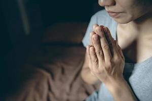 mujer rezando las manos con fe en la religión y la creencia en dios en el fondo del amanecer de la mañana. namaste o namaskar gesto de manos, respeto, posición de oración. foto