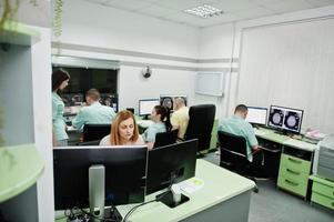 tema médico.sala de observación con un tomógrafo computarizado. el grupo de médicos reunidos en la oficina de resonancia magnética en el centro de diagnóstico del hospital. foto