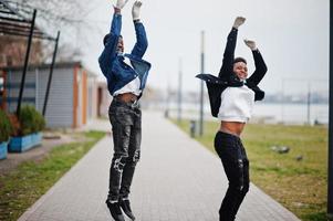 dos amigos adolescentes africanos en el parque que usan máscaras médicas protegen de infecciones y enfermedades cuarentena del virus del coronavirus. foto