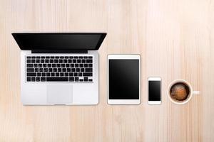 tableta portátil, teléfono inteligente y café en el fondo de la mesa de madera con espacio de texto y espacio de copia foto