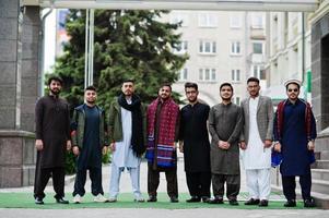 grupo de hombres paquistaníes vestidos con ropa tradicional salwar kameez o kurta. foto