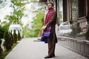 el hombre pathan pakistaní usa ropa tradicional. foto