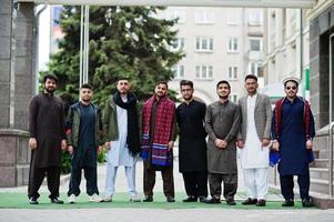 grupo de hombres paquistaníes vestidos con ropa tradicional salwar kameez o kurta. foto