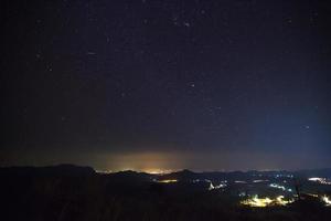 meteoro gemínido en el cielo nocturno sobre el templo wat phra that pha son kaew, phetchabun tailandia foto