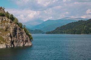 hermoso paisaje lago en la cima de la montaña naturaleza presa balea lac rumania vidraru foto