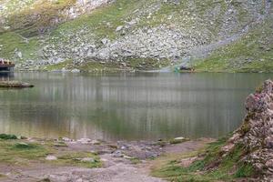 hermoso paisaje lago en la cima de la montaña naturaleza presa balea lac rumania vidraru foto