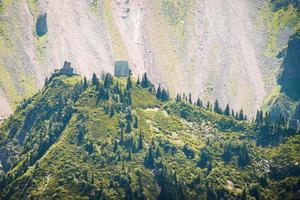 vista aérea de las ruinas del antiguo castillo de khikhani en la cima de la montaña en la región de adjara, georgia foto