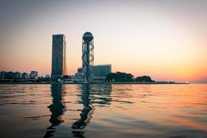 paseo marítimo de batumi al atardecer foto