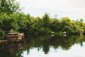 panorama del lago con estructuras de madera en el parque nacional kolkheti. famoso destino turístico en georgia foto