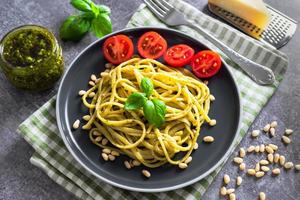 pesto de pasta italiana tradicional con ingredientes alimentarios foto
