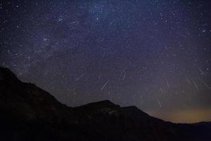 meteoro gemínido en el cielo nocturno foto