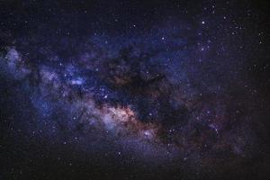 primer plano de la galaxia de la vía láctea, fotografía de larga exposición, con grano foto