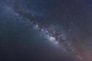 hermosa vía láctea en un cielo nocturno, fotografía de larga exposición, con grano foto