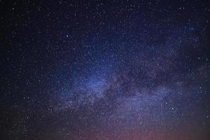 galaxia vía láctea, fotografía de larga exposición, con grano. foto