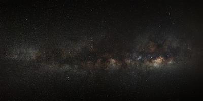 la galaxia de la vía láctea panorámica. fotografía de larga exposición. con grano foto