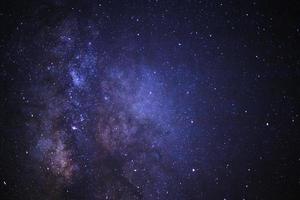 primer plano de la galaxia de la vía láctea con estrellas y polvo espacial en el universo, fotografía de larga exposición, con grano. foto