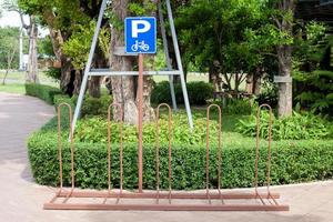 Señal de estacionamiento de bicicletas en el parque público foto