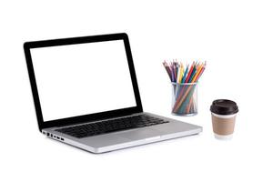pantalla en blanco del portátil y lápices de colores con taza de café para llevar foto