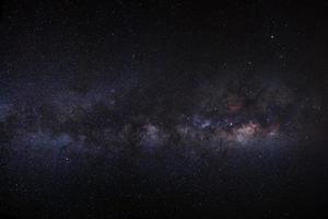 galaxia vía láctea con estrellas y polvo espacial en el universo, fotografía de larga exposición, con grano. foto