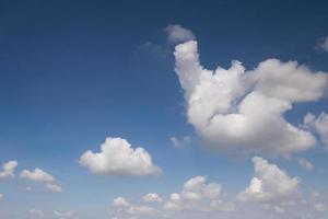 cielo azul con nubes foto