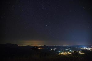 meteoro gemínido en el cielo nocturno sobre el templo wat phra that pha son kaew, phetchabun tailandia foto