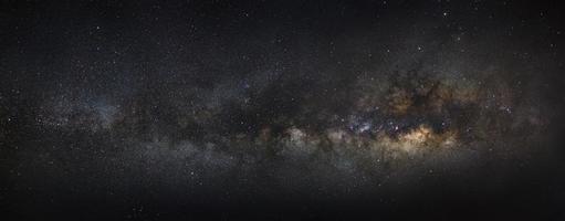 la galaxia de la vía láctea panorámica. fotografía de larga exposición. con grano foto