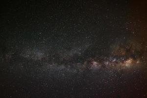 galaxia de la vía láctea en un cielo nocturno, fotografía de larga exposición, con grano foto