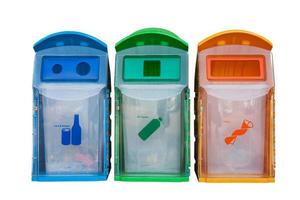 tres contenedores de reciclaje para vidrio, plástico, otros aislados en fondo blanco foto