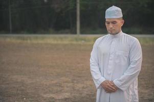 oración del hombre islámico asiático, oración musulmana joven, concepto del festival de ramadán foto