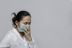 empresaria asiática en la ciudad de tailandia, una niña con máscara médica de protección covid-19 o coronavirus de una persona infectada, protegida por corona ayuda a proteger al mundo y la gente detiene la advertencia de virus foto