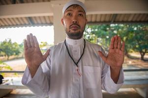 oración del hombre islámico asiático, oración musulmana joven, concepto del festival de ramadán foto