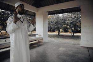 oración del hombre islámico asiático, oración musulmana joven, concepto del festival de ramadán foto